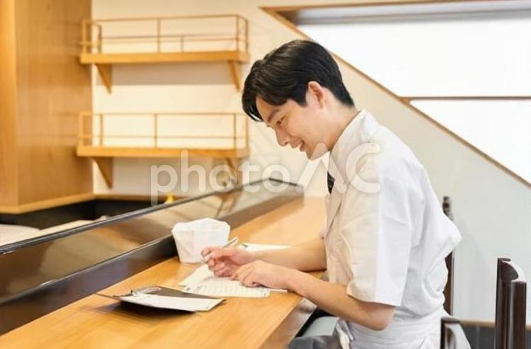 集計作業をする和食の料理人 料理人,経営,集計の写真素材