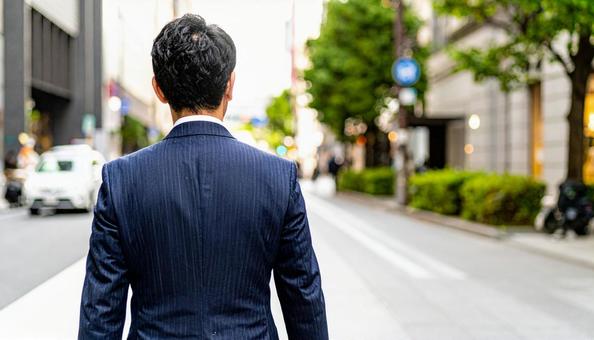 街中を歩くサラリーマンの写真