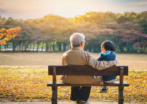 仲の良いおじいちゃんと孫の写真