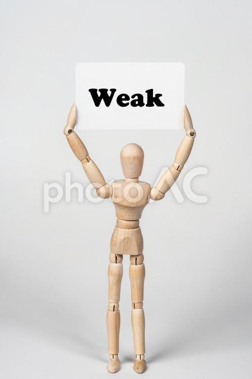 weakのカードを持ったデッサン人形 weak,弱点,デメリットの写真素材