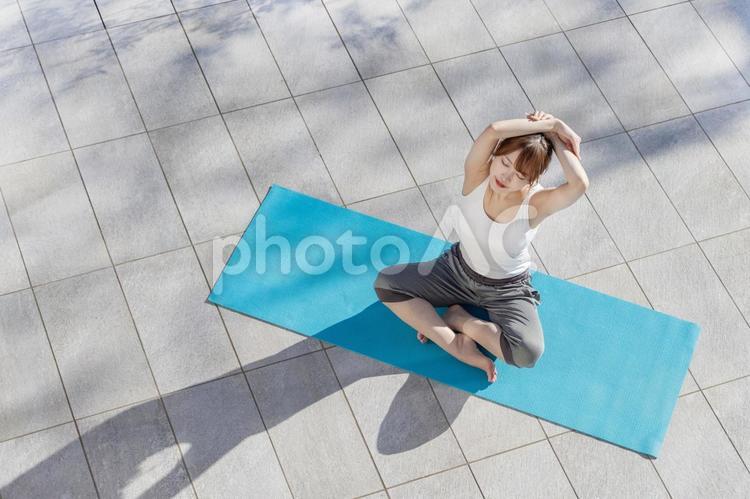 おこもり美容　ヨガ 女性,人物,ヨガの写真素材
