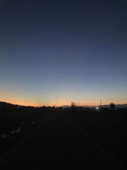 マジックアワーと飛行機雲(縦) マジックアワーと飛行機雲(縦) マジックアワー,飛行機雲,夕暮れの写真素材