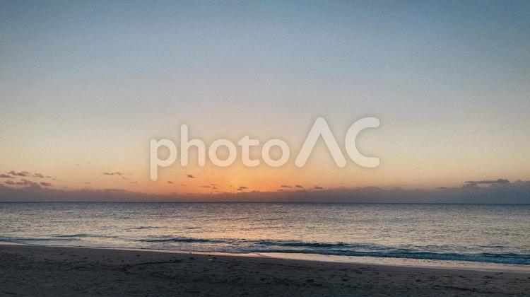夕暮れの浜辺 砂浜,ビーチ,海の写真素材