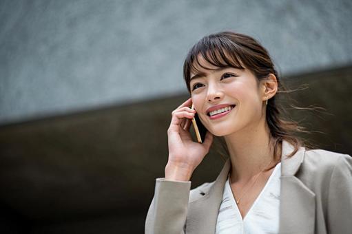 スマホで話すビジネスウーマン1 スマホで話すビジネスウーマン1の写真