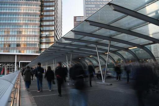 ビジネス街を歩くビジネスマン 都会,ビジネス街,ビジネスマンの写真素材