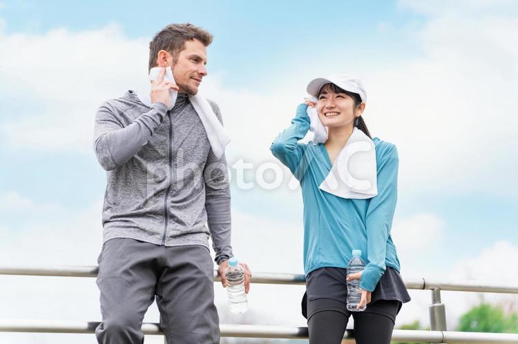 ウォーキング中にインターバルをとる男女 トレーニング,インターバル,運動の写真素材