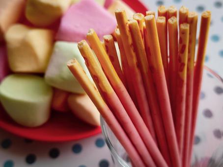 スティック菓子とマシュマロ マシュマロ,チョコレート菓子,スティック菓子の写真素材