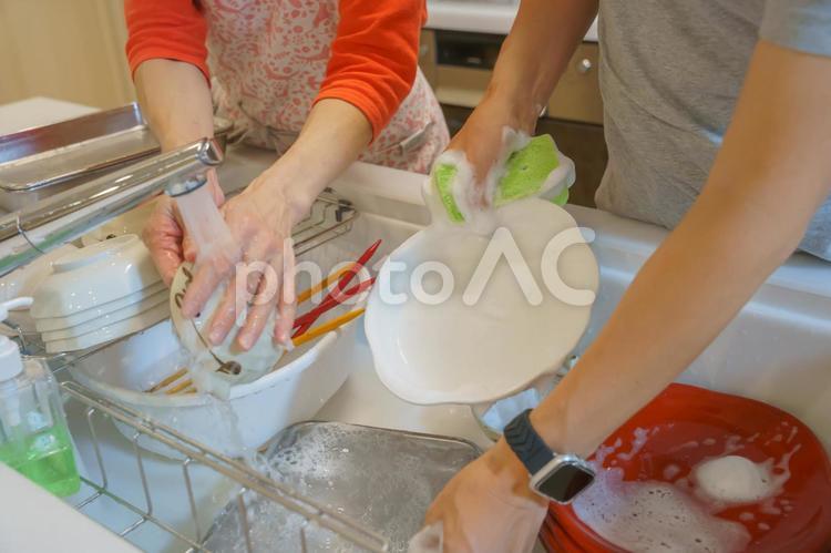 食器洗いをする男女 洗い物,食器洗い,男女の写真素材