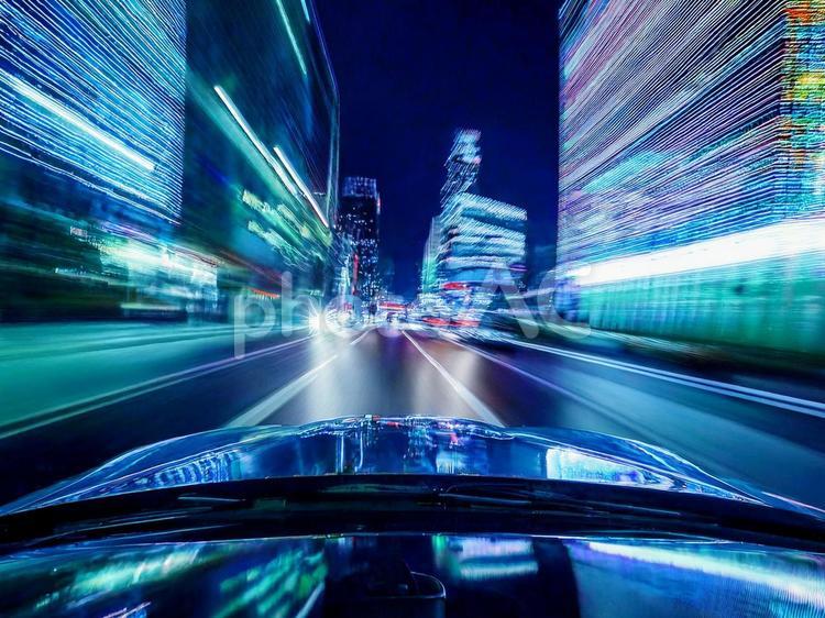 夜の都会を走る車　反射する光 車,クルマ,自動車の写真素材
