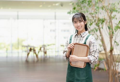 カフェで働く若い女性店員 カフェで働く若い女性店員 カフェ,若い,女性の写真素材