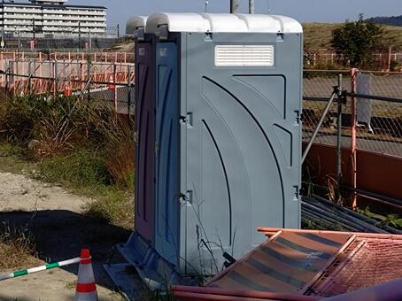 仮設トイレが2つ 仮設トイレ,ポータブルトイレ,簡易トイレの写真素材