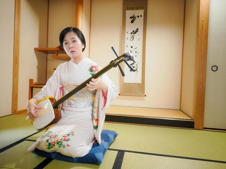 33:和服で三味線を演奏する女性 33:和服で三味線を演奏する女性 三味線,着物,伝統芸能の写真素材