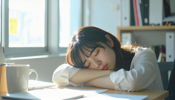うたた寝する女性 うたた寝する女性の写真