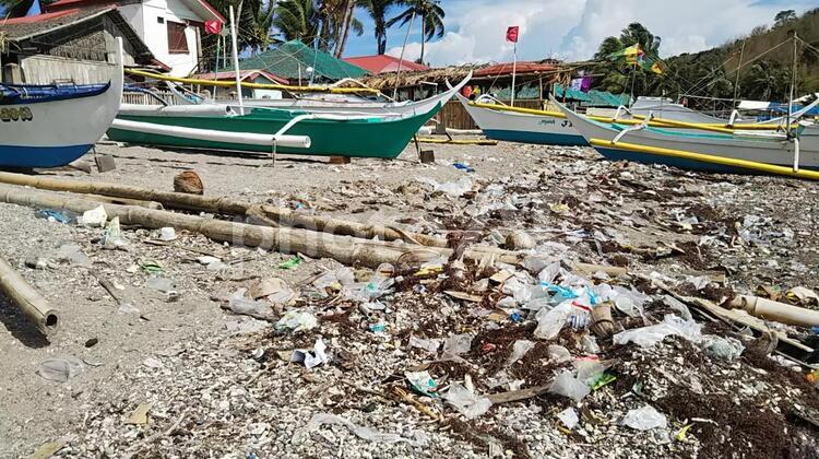 プラスチックごみが放置されたマビニの浜辺 フィリピン,アニラオ,マビニの写真素材