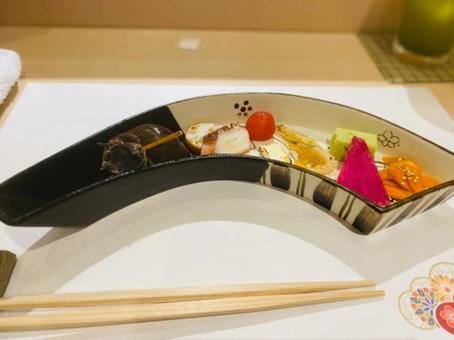 創作鮨店の美しい前菜盛り合わせ 創作鮨店の美しい前菜盛り合わせ 和食,日本料理,前菜の写真素材