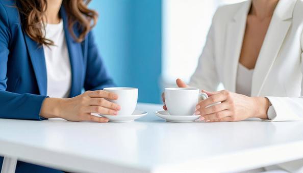 会話をする女性 打合せ 商談 相談 会話をする女性 打合せ 商談 相談の写真