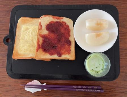 いちごジャムとスライスチーズトーストなど いちごジャムとスライスチーズトーストなどの写真