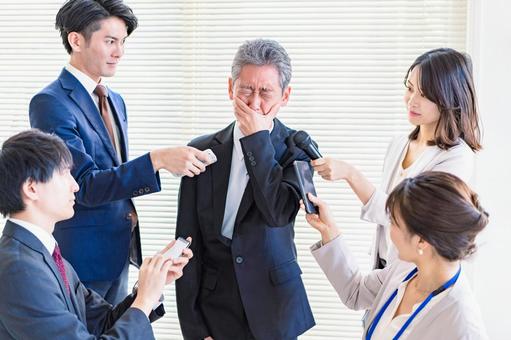 号泣記者会見をする男性 質問,号泣,ゴシップの写真素材