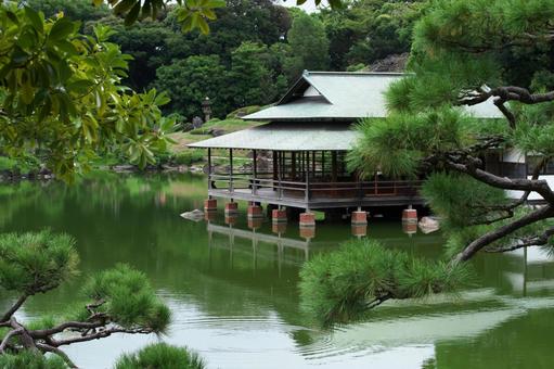 池に浮かぶ涼亭 池に浮かぶ涼亭 日本庭園,風景,池の写真素材