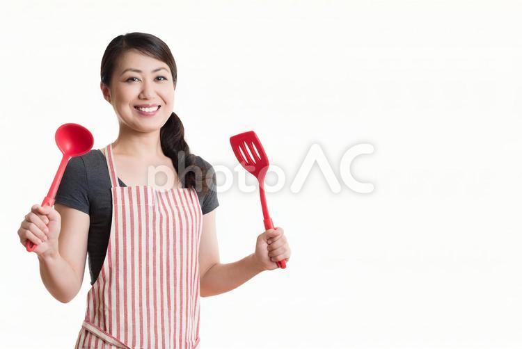 料理用具を持っている笑顔の女性 1人,アジア人,イメージの写真素材
