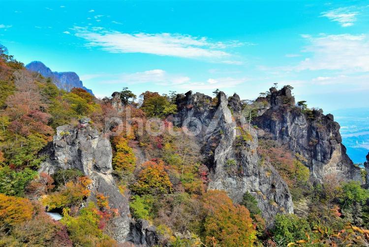 妙義山の奇岩と紅葉（群馬） 奇岩,紅葉,秋の写真素材