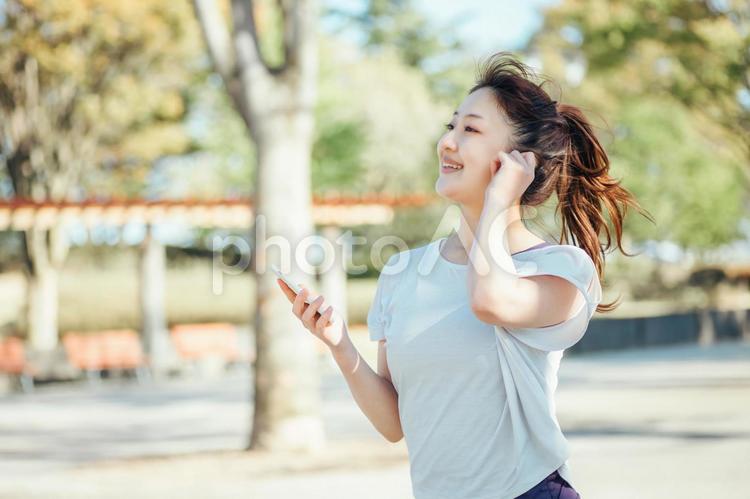 音楽を聴きながら運動する女性 音楽,スポーツ,運動の写真素材