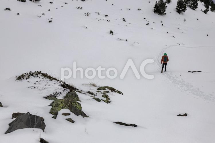 冬山登山の人の後ろ姿 男性,後ろ姿,1人の写真素材