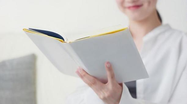 自宅で読書をするアジア人女性 女性,読書,リビングの写真素材