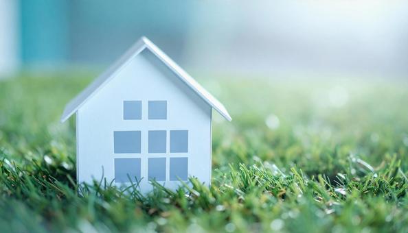 マイホームのイメージ 芝生に立つ白い家 マイホームのイメージ 芝生に立つ白い家の写真