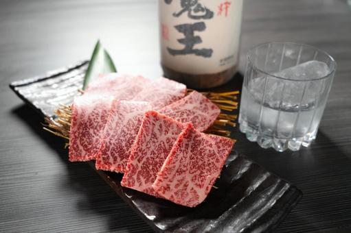焼肉と焼酎 焼肉,牛肉,肉の写真素材