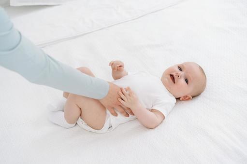 お腹を触られ笑うカメラ目線の赤ちゃん お腹を触られ笑うカメラ目線の赤ちゃん 赤ちゃん,かわいい,笑うの写真素材