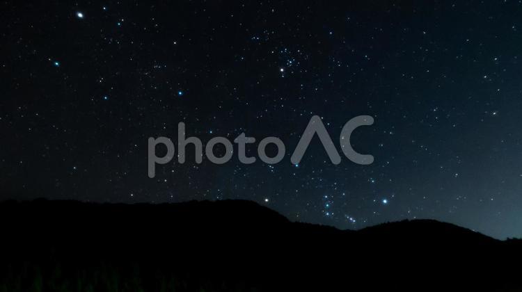 星の旅人、山を越えて昇るオリオン オリオン座,星座,山の写真素材