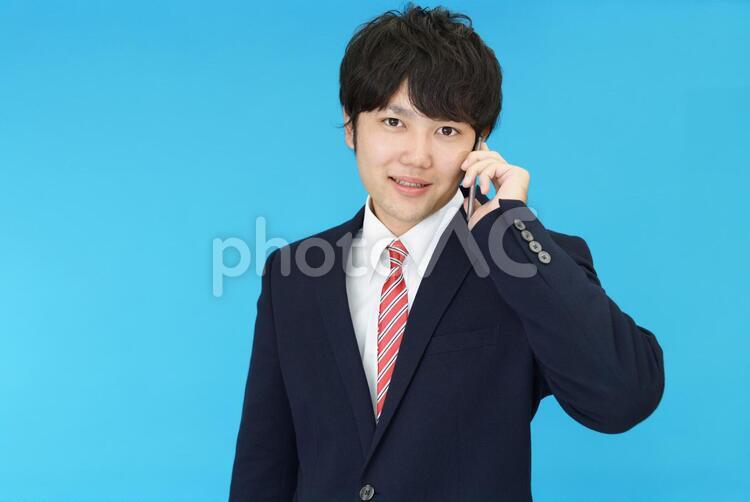 スマートフォンで通話中の男性 男性,ビジネスマン,男の写真素材