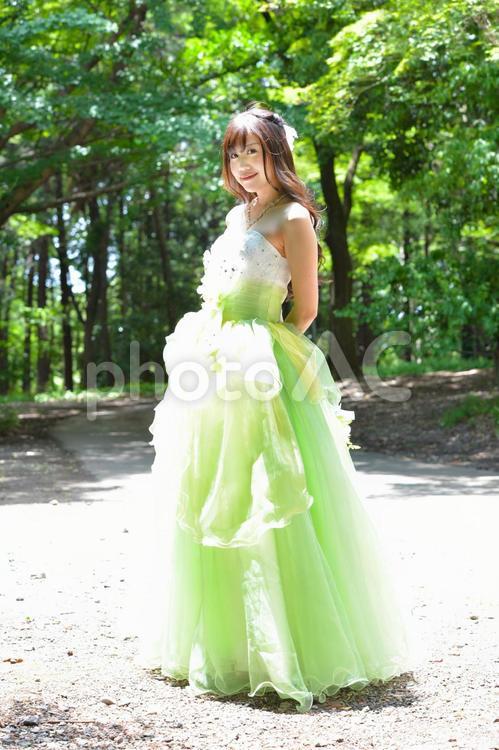 ウエディングドレスを着た女性 a211 bridal,love,お姉さんの写真素材