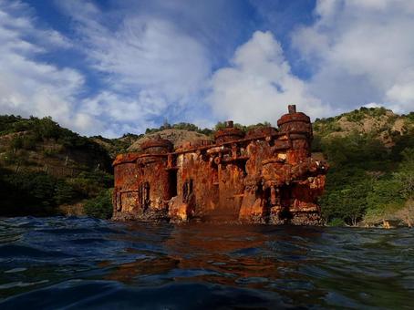 小笠原のシュノーケルポイントの沈船 小笠原のシュノーケルポイントの沈船 小笠原,沈船,シュノーケルの写真素材