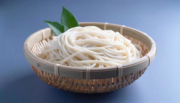 ざるに盛られたうどんの麺 ざるに盛られたうどんの麺の写真
