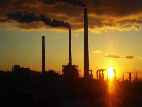 夕焼けに染まる発電所 発電所,火力発電所,夕焼けの写真素材