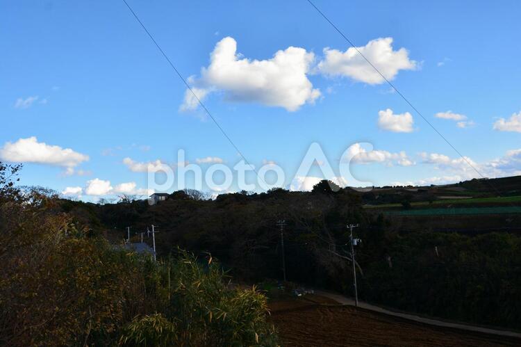 青空と山並みと田園風景 空,雲,景色の写真素材