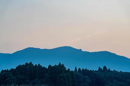 山に沈む夕日 山に沈む夕日の写真