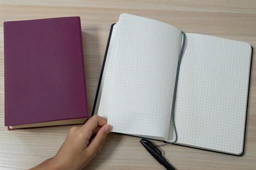 開いた方眼ノートと手を添える様子 ノート,方眼,開くの写真素材
