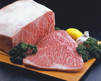最高級の牛ブロック肉 最高級の牛ブロック肉 サーロイン,ブロック肉,肉塊の写真素材