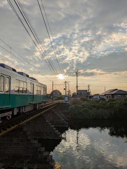 帰路 帰路 夕日,川,橋の写真素材
