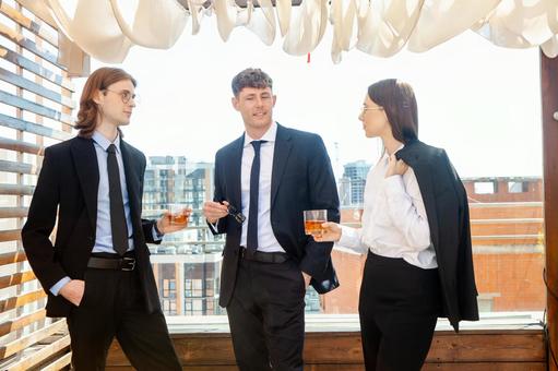 飲み物を持ち立話をしている外国人男女 男女,外国人,微笑むの写真素材