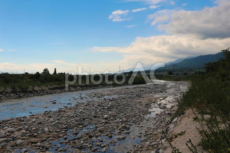 晩夏の安曇野　乳川と堤防 風景,信州,安曇野の写真素材