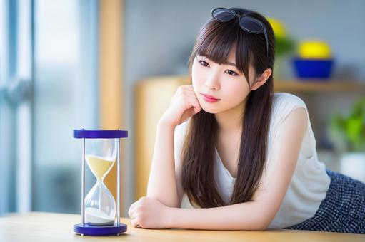 砂時計と女性 時間の大切さ 砂時計と女性 時間の大切さの写真
