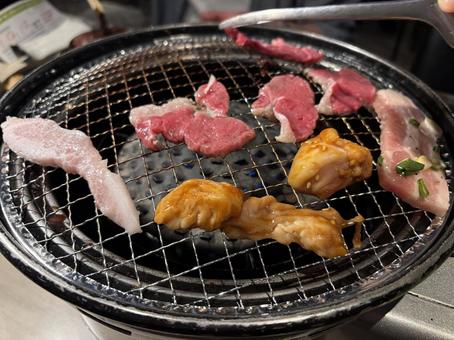 七輪で焼かれる焼肉のアップ 七輪で焼かれる焼肉のアップ 焼肉,炭火焼き,肉の写真素材