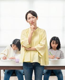 勉強を教える女性 勉強を教える女性 宿題,勉強,家庭教師の写真素材