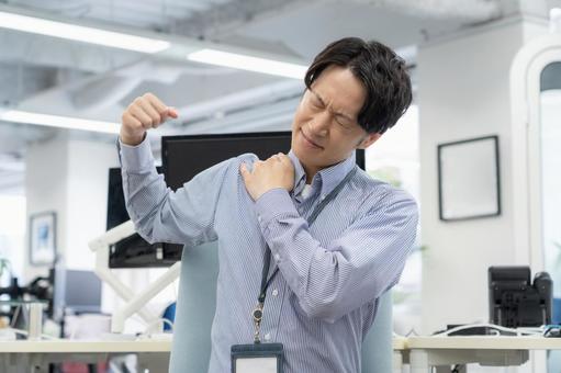 体調の悪い若い男性エンジニア 体調の悪い若い男性エンジニア ビジネス,オフィス,肩こりの写真素材