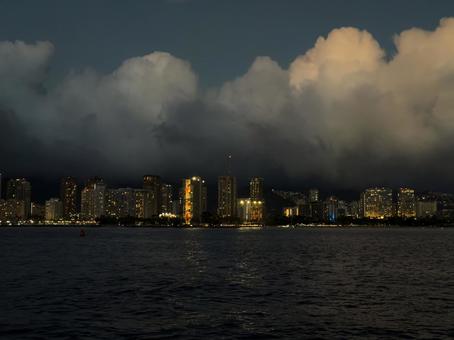 海から眺めるワイキキの町並み 虹,ハワイ,マウイ島の写真素材
