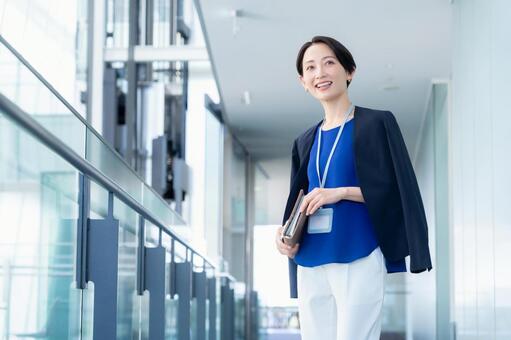 オフィスで働くビジネスウーマン ビジネス,ビジネスウーマン,エンジニアの写真素材